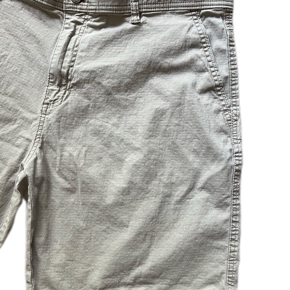 Weatherproof shorts, zip pocket, belt loops, birch (khaki) Size 42 runs big VGUC - Picture 4 of 13